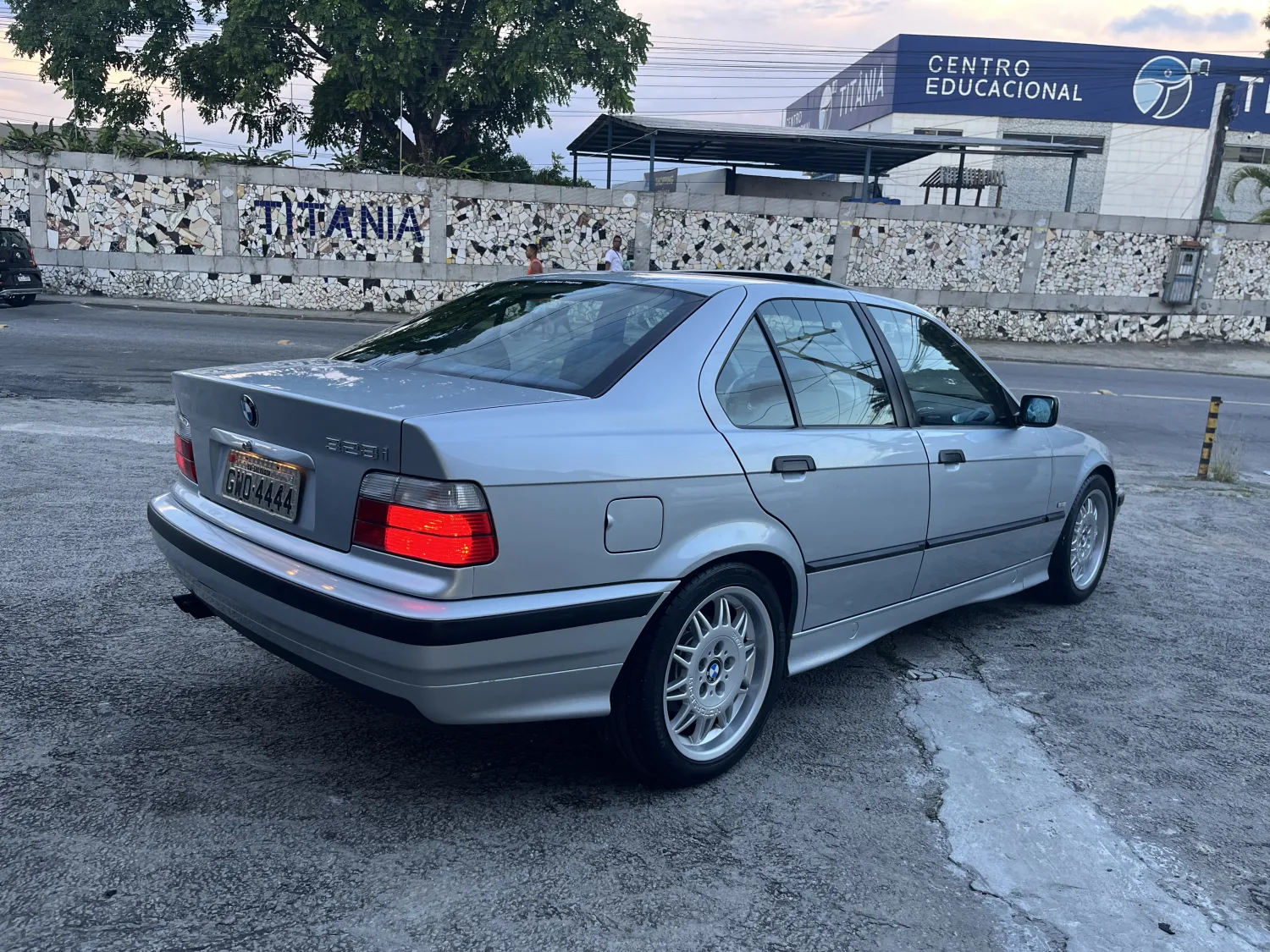 328i - Foto #4 do anúncio à venda de Carro clássico