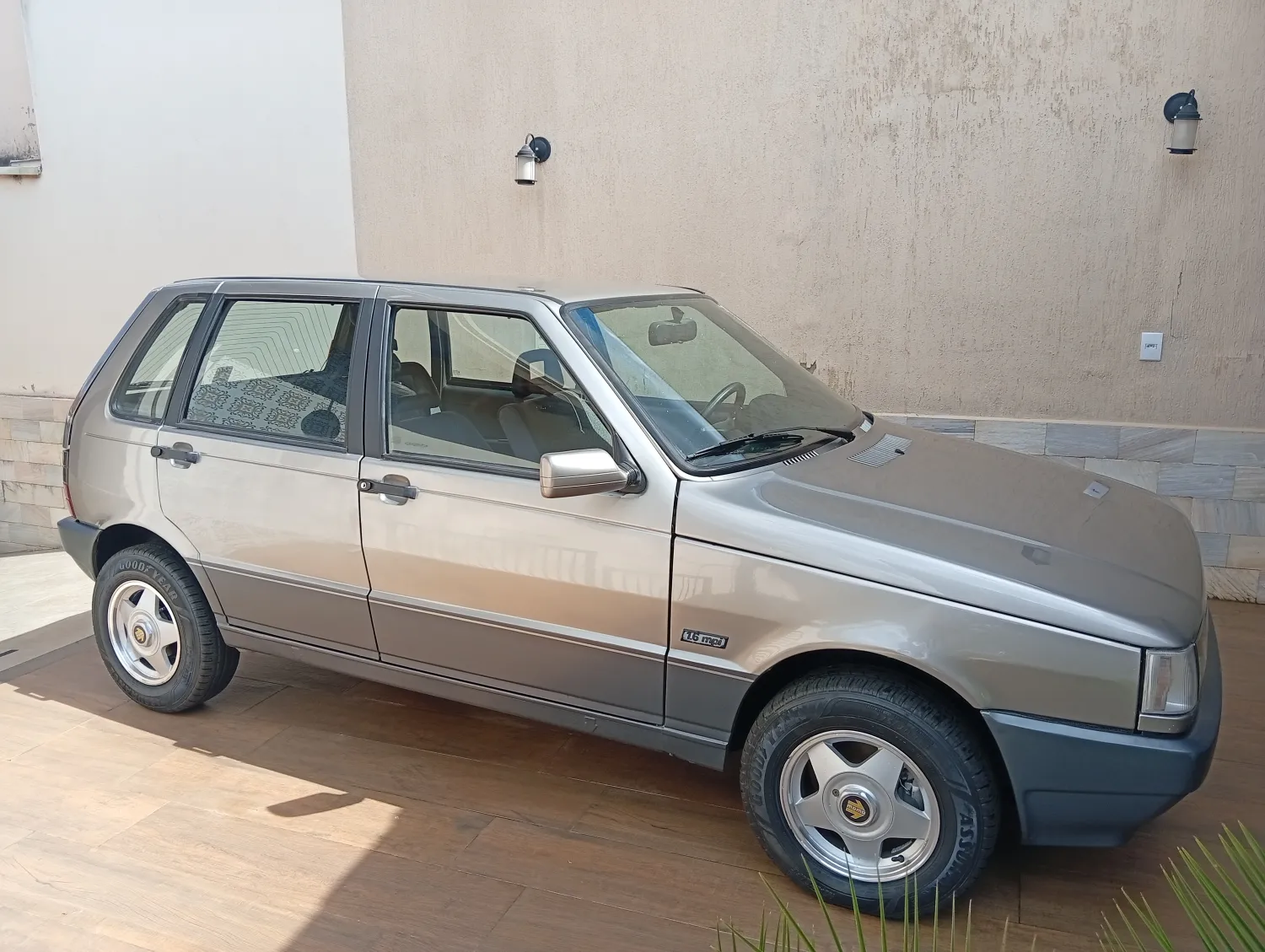 Uno - Foto #2 do anúncio à venda de Carro clássico