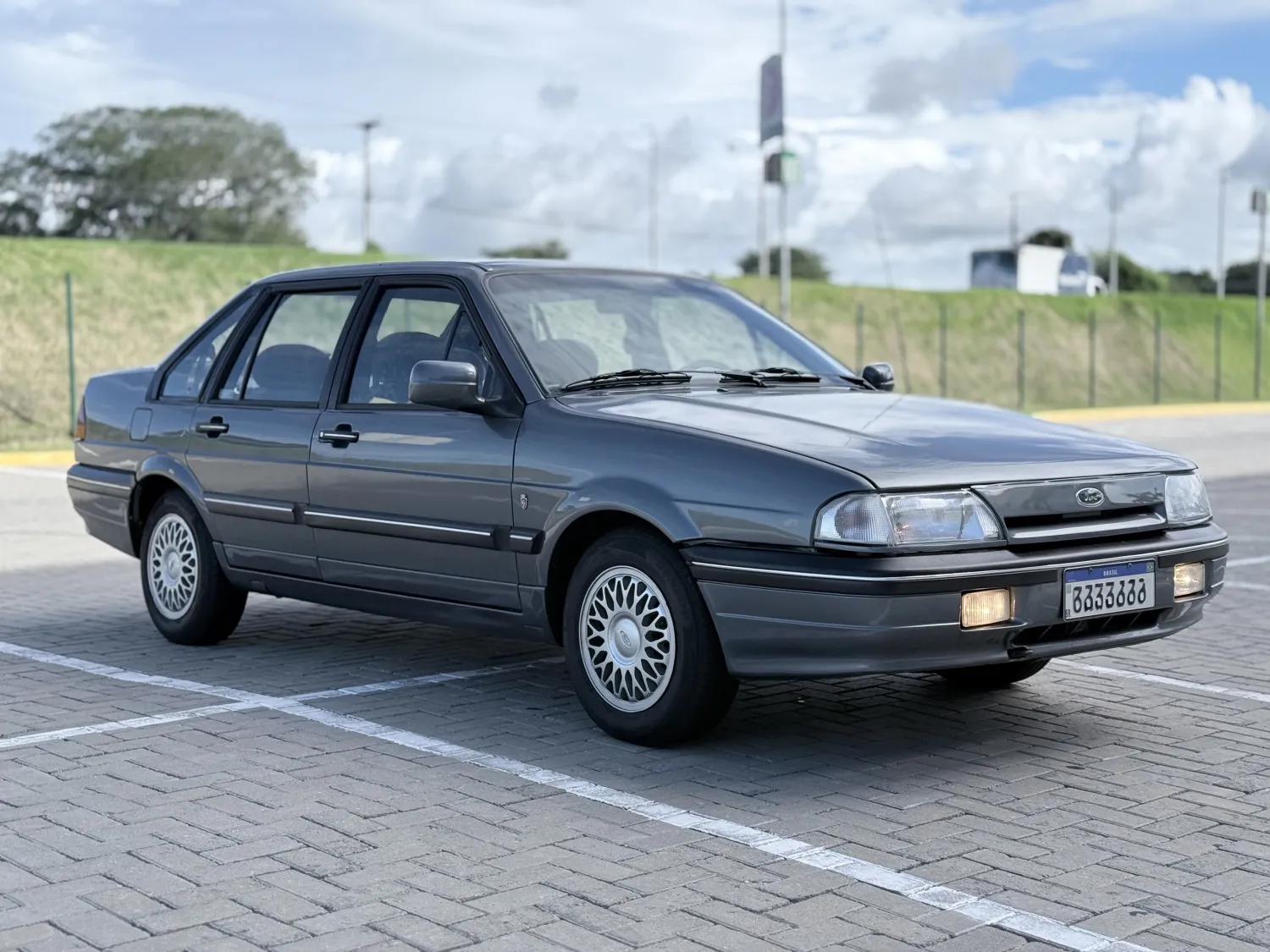 Versailles - Foto #2 do anúncio à venda de Carro clássico