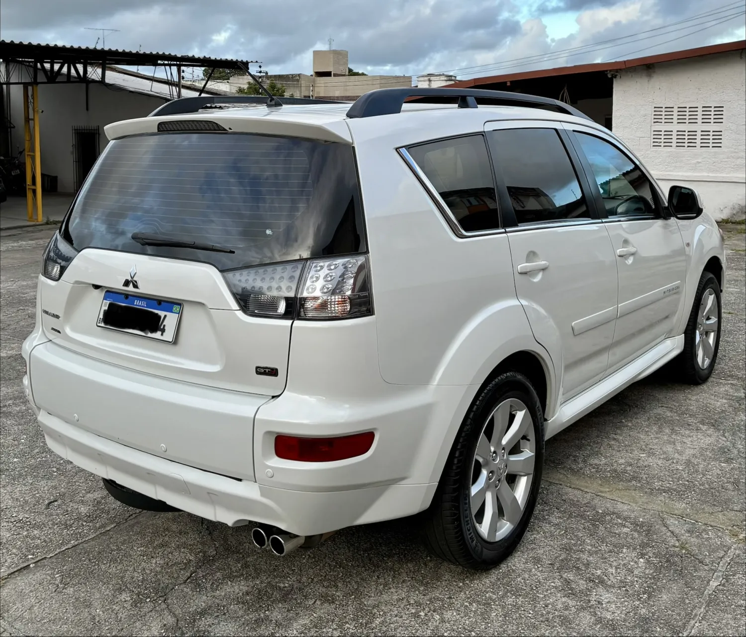 Outlander - Foto #4 do anúncio à venda de Carro clássico