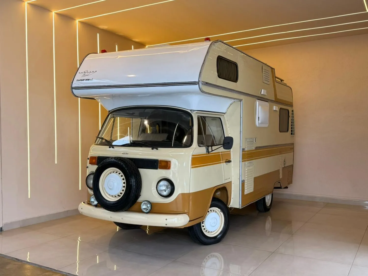 Kombi - Foto #2 do anúncio à venda de Carro clássico